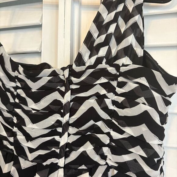 H&M Black and White‎ Chevron One-Shoulder Dress Size 12 - Picture 5 of 7